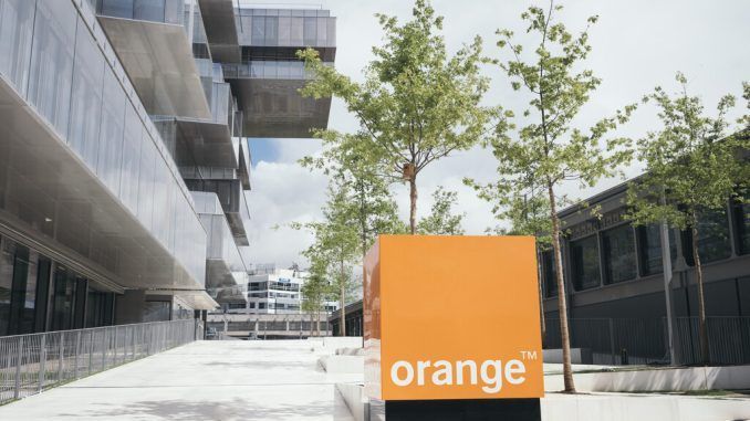 Que el repartidor te pida sacar una foto a tu DNI tiene multa: la AEPD sanciona a Orange con 100.000 euros