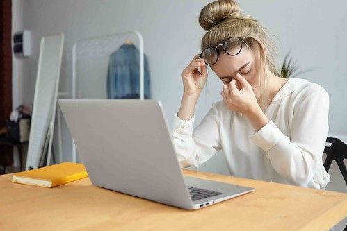 Qué es la presbicia: causa, síntomas y forma de corregir la vista cansada